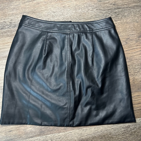 Trouve faux leather mini skirt black snap front - Picture 2 of 3
